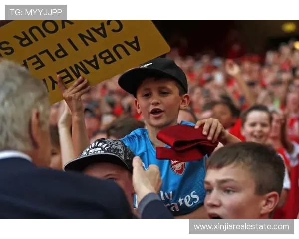 阿森纳球员温暖签名送小球迷